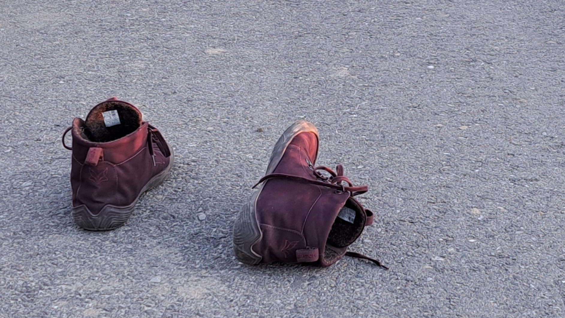 von Unbehagen und Unsicherheit 1600×900 Schuhe liegen auf einer Straße